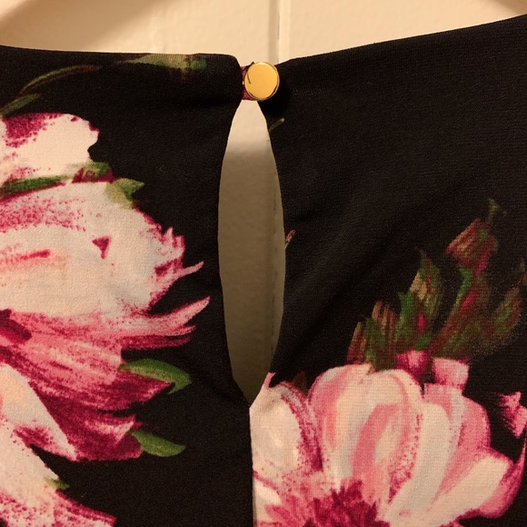 Sleeveless Blouse - Picture 4 of 4